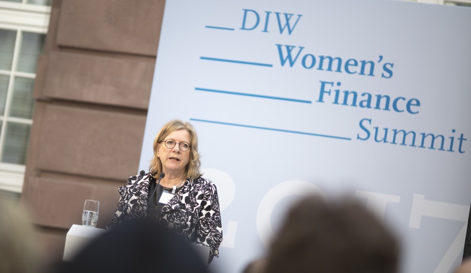 Elke Holst spricht 2017 beim DIW Women’s Finance Summit.; 