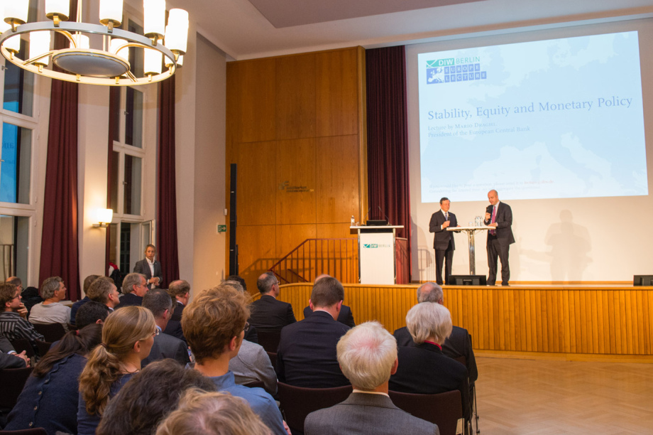 Mario Draghi und Marcel Fratzscher während der anschließenden Diskussion
