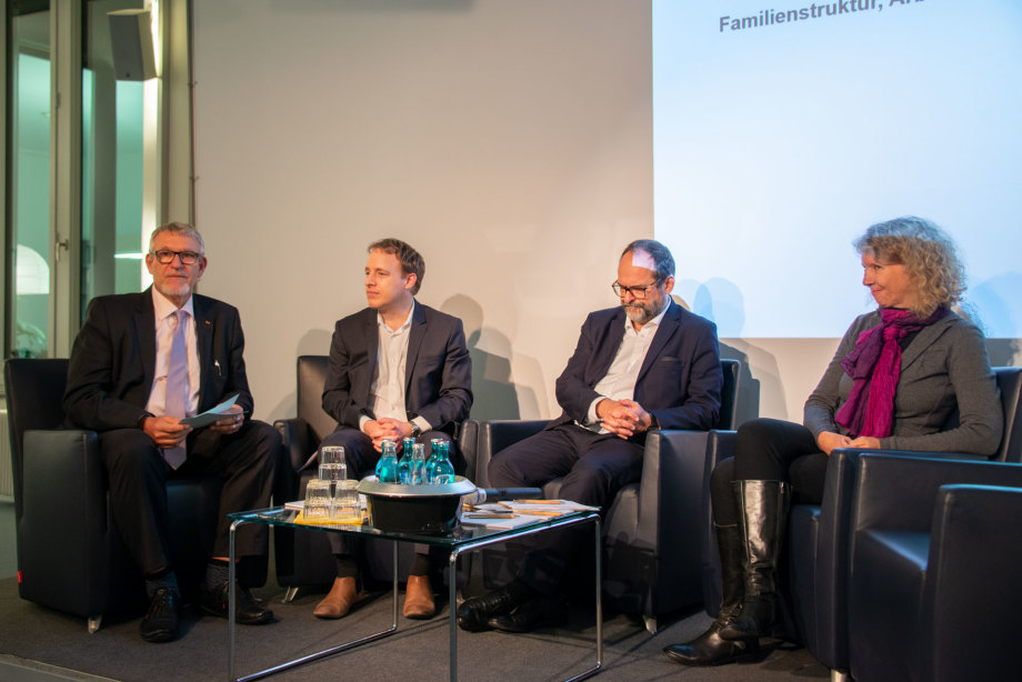 Podiumsdiskussion mit Moderator Prof. Dr. med. Jörg M. Fegert, Vorsitzender des wissenschaftlichen Beirats für Familienfragen am BMFSFJ und ärztlicher Direktor der Klinik für Kinder- und Jugendpsychatrie in Ulm,  Martin Bujard (BIB Wiesbaden), Wenzel Michalski (Deutschland-Direktor von Human Rights Watch Germany)und Prof. Dr. C. Katharina Spieß (DIW Berlin)