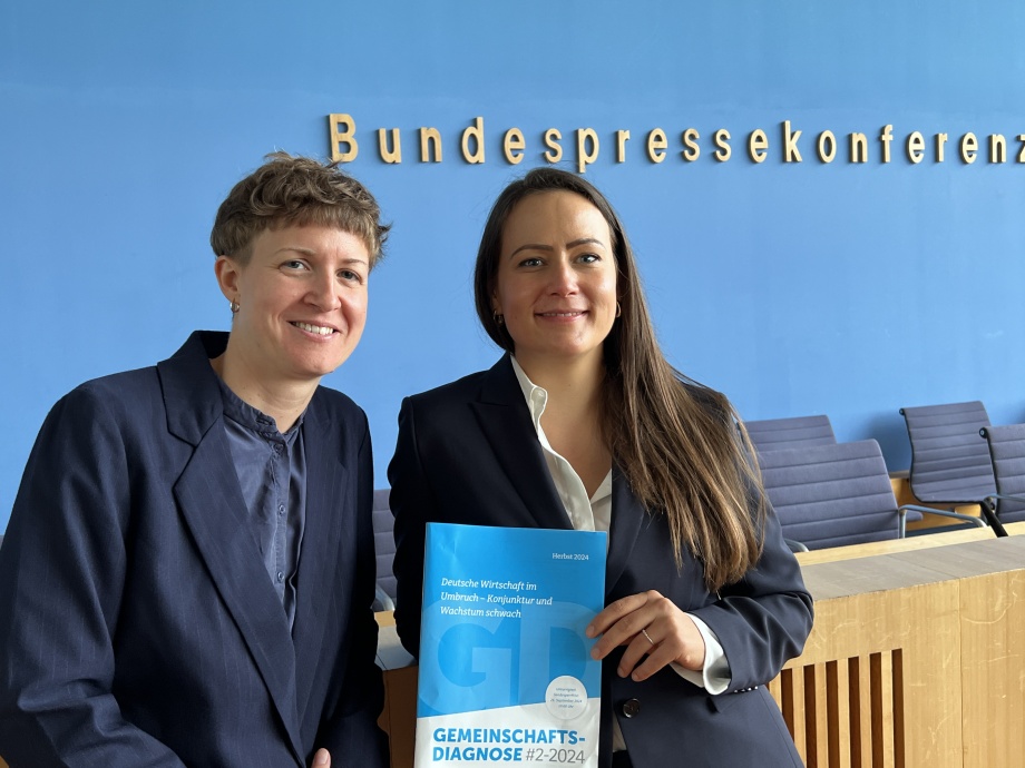 Pia Hüttl und Geraldine Dany-Knedlik präsentieren die Gemeinschaftsdiagnose bei der Bundespressekonferenz. 
