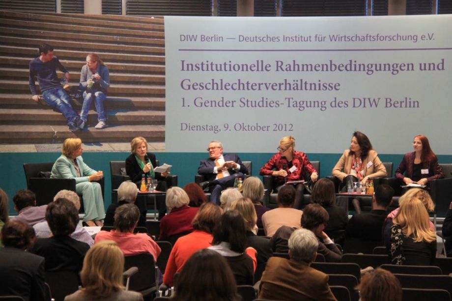 Das Podium: Eva Högl (MdB), Elke Holst (DIW Berlin), Thomas Sattelberger (Stiftung Zeppelin Universität), Claudia Neusüß (Moderation), Angelika Dammann, Elisabeth Klatzer (Wirtschaftsuniversität Wien) (V.l.n.r.); 