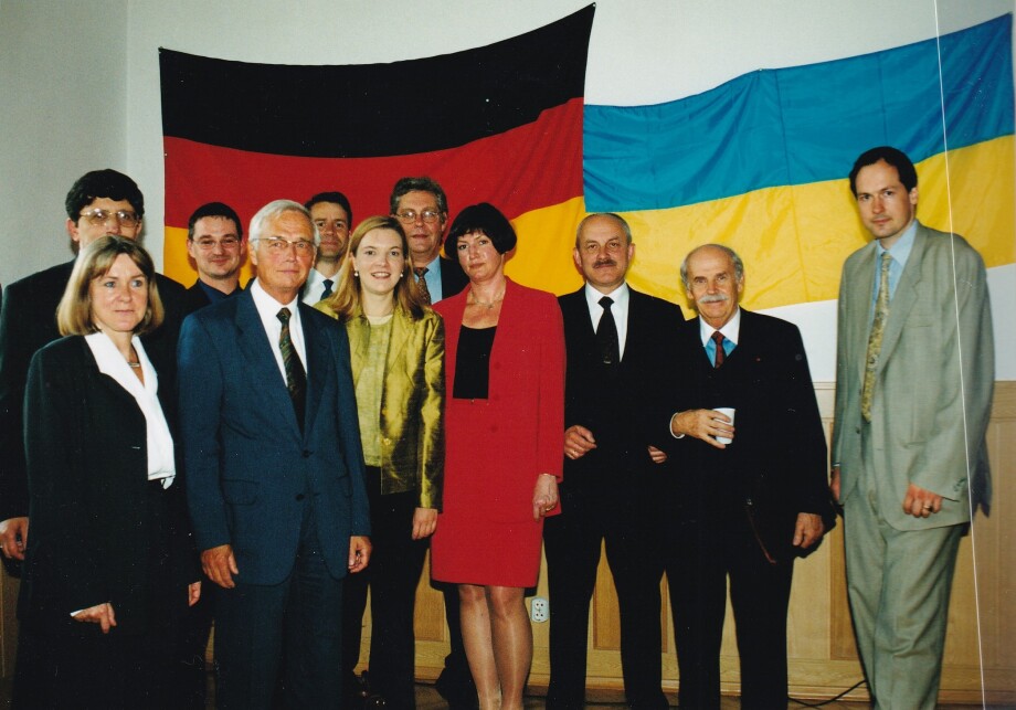 Die Gründung des Institut für Wirtschaftsforschung und Politikberatung in Kyjiw (IER: 
Prof. Ihor Schumilo (Nationalbank der Ukraine) Dr. Petra Opitz (DIW), Ludwig Striewe (Agrarökonom Uni Göttingen), Prof. Dr. Lutz Hoffmann (DIW), Prof. Stephan von Cramon-Taubadel (Agrarökonom Uni Göttingen), Felicitas Möllers (Deutsche Bank), Volkhart Vincentz, PhD (Osteuropa-Institut München), Prof. Iryna Akimova (Direktorin des IER), Victor Lisitsky (Chef des Kabinettes der Minister der Ukraine), Prof. Dr. Bohdan Havrylyshyn (Berater des ukrainischen Präsidenten), Christian von Hirschhausen, PhD (DIW); 