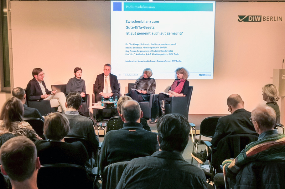 Sebastian Kollmann (Moderator/DIW Berlin)
Bettina Bundszus (BMFSFJ)
Jörg Freese (Deutscher Landkreistag)
Elke Alsago (ver.di)
C. Katharina Spieß (DIW Berlin) 

; 