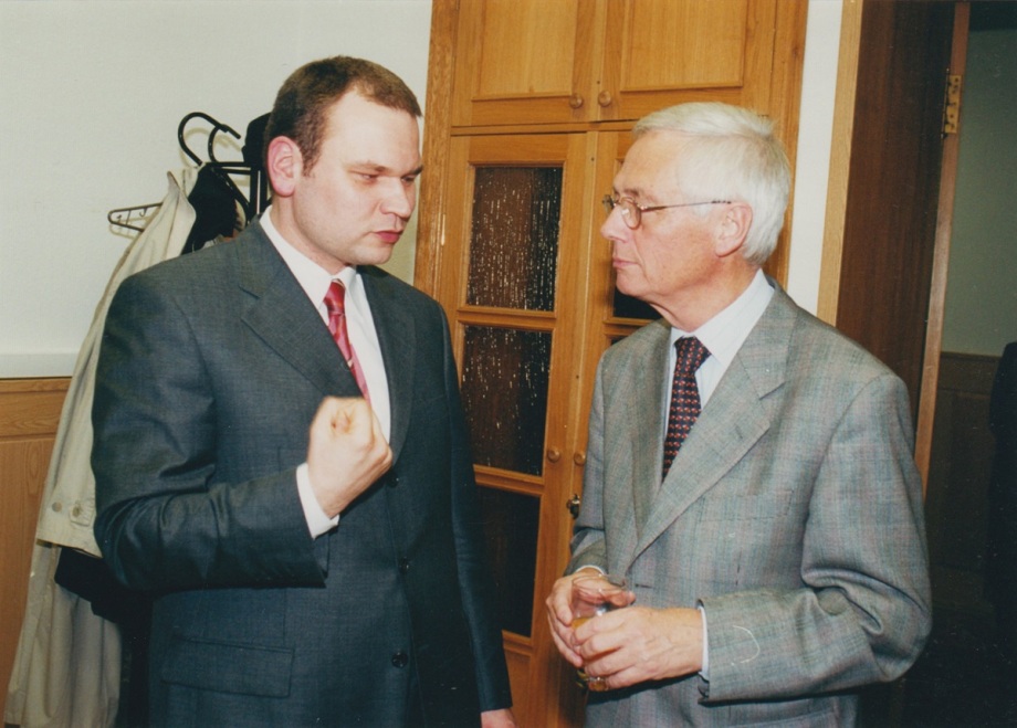 Lars Handrich 2001 im Gespräch mit Lutz Hoffmann, DIW-Präsident bis 1999.; 