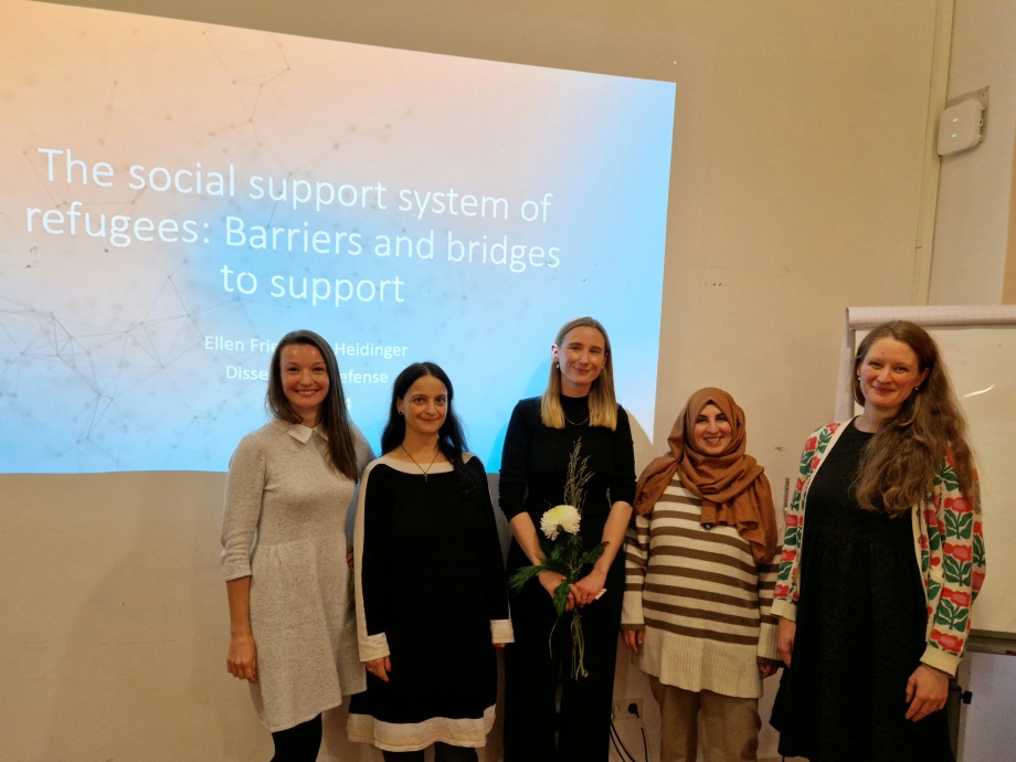 Von Links: Valeriia Heidemann, Sabine Zinn (Betreuerin und erste Gutachterin), Ellen F. Heidinger, Zerrin Salikutluk (HU Berlin, zweite Gutachterin) und Louise Biddle bei der Disputation von Ellen Heidinger. ; 