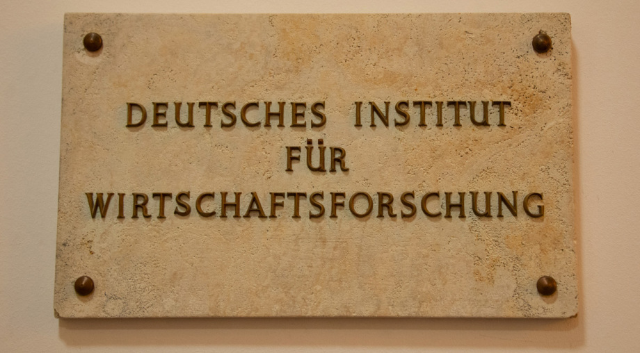 Historisches Eingangsschild des DIW Berlin - Deutsches Institut für Wirtschaftsforschung; Titel: Schild des Deutschen Instituts für Wirtschaftsforschung<br />
Beschreibung: Das Bild zeigt ein rechteckiges Schild aus Stein oder Metall, das an einer Wand befestigt ist. Auf dem Schild steht in Großbuchstaben der Text: "DEUTSCHES INSTITUT FÜR WIRTSCHAFTSFORSCHUNG". Das Schild ist mit vier Schrauben an den Ecken befestigt.