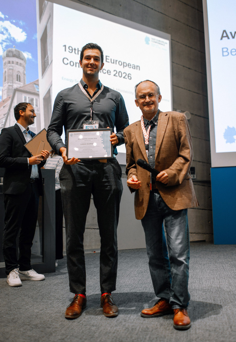 Lukas Barner (links) erhält den Best Poster Award bei der europäischen Jahrestagung der International Association for Energy Economics (IAEE).; 