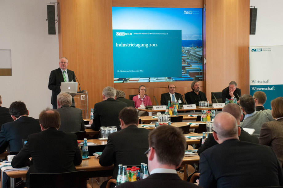 Gert G. Wagner begrüßt die Teilnehmer/-innen der Industrietagung 2012