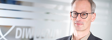 Auf dem Bild ist Karsten Neuhoff, Abteilungsleiter Klimapolitik am DIW Berlin, zu sehen. 