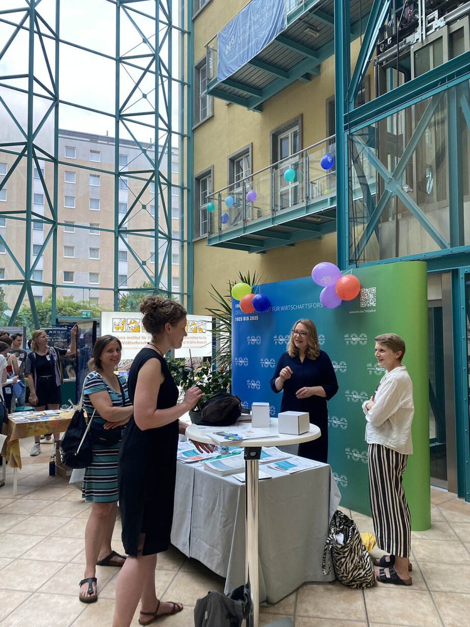 Infostand des DIW Berlin mit Energieökonomin Claudia Kemfert