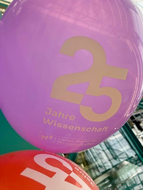 Luftballons mit Branding der Langen Nacht der Wissenschaften