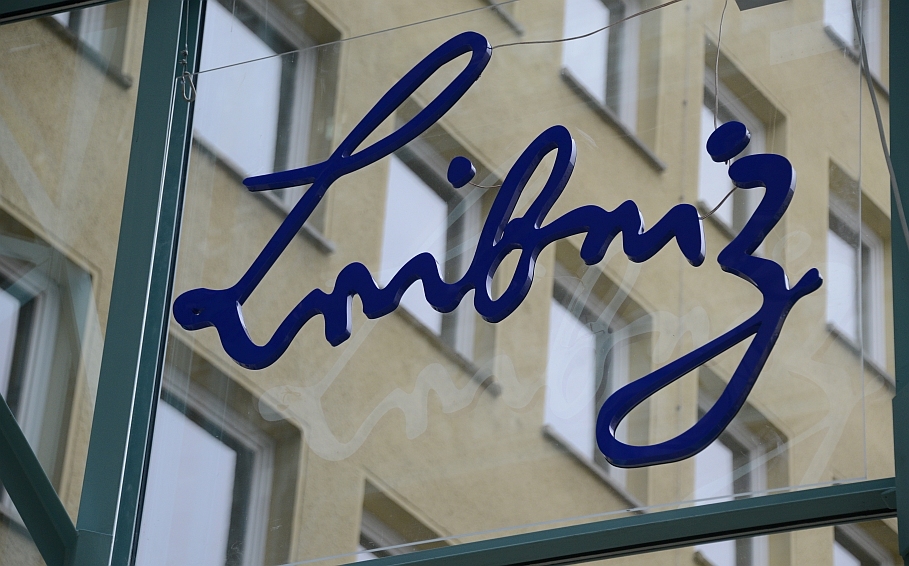 Das Bild zeigt eine Fensterscheibe mit dem Logo der Leibniz-Gemeinschaft in deren Geschäftsstelle in Berlin.