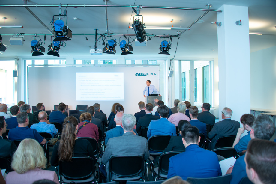 The audience was interested in Levin Holle's response to Isabel Schnabel's talk.