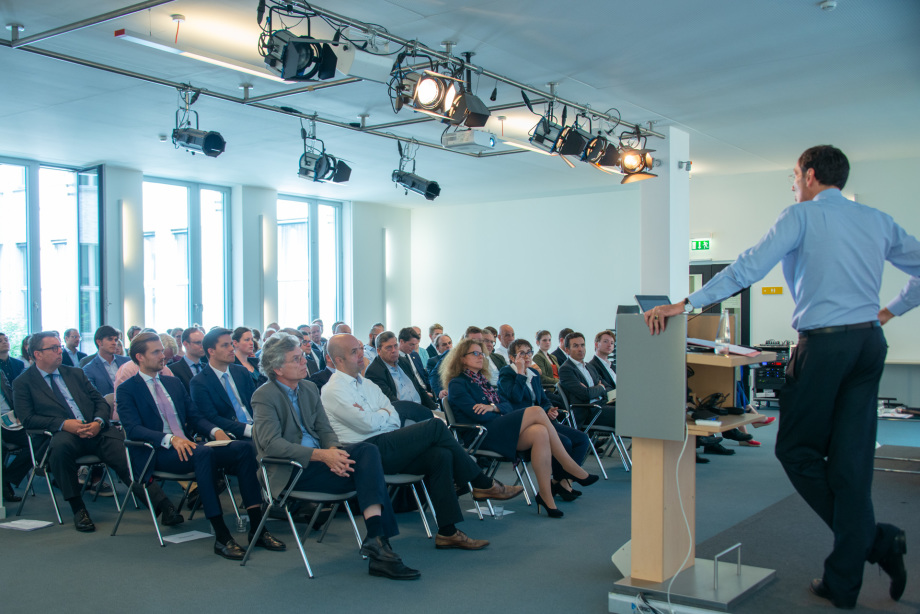 The audience was interested in Levin Holle's response to Isabel Schnabel's talk.