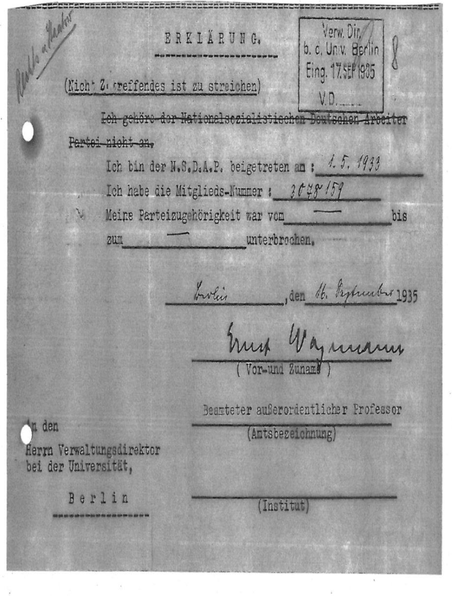Prof. Ernst Wagemann an den Verwaltungsdirektor bei der Universität Berlin über seinen Beitritt zur N.S.D.A.P. am 1.5.1933.; Das Bild zeigt ein Dokument in deutscher Sprache. Das Dokument ist eine Erklärung, die von Ernst Wagemann am 16. September 1935 in Berlin unterzeichnet wurde. Er gibt an, dass er am 4. Mai 1933 der NSDAP beigetreten ist, und seine Mitgliedsnummer lautet 3078159. Er gibt auch an, dass er ein Beamter außerordentlicher Professor ist. Das Dokument ist an den Verwaltungsdirektor der Universität in Berlin adressiert. Auf dem Dokument befindet sich ein Stempel, der "Verw. Dir. b. d. Univ. Berlin Eing. 17. SEP 1935" lautet. 