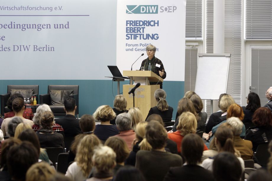 Julie Nelson, University of Massachusetts, beim Vortrag; 