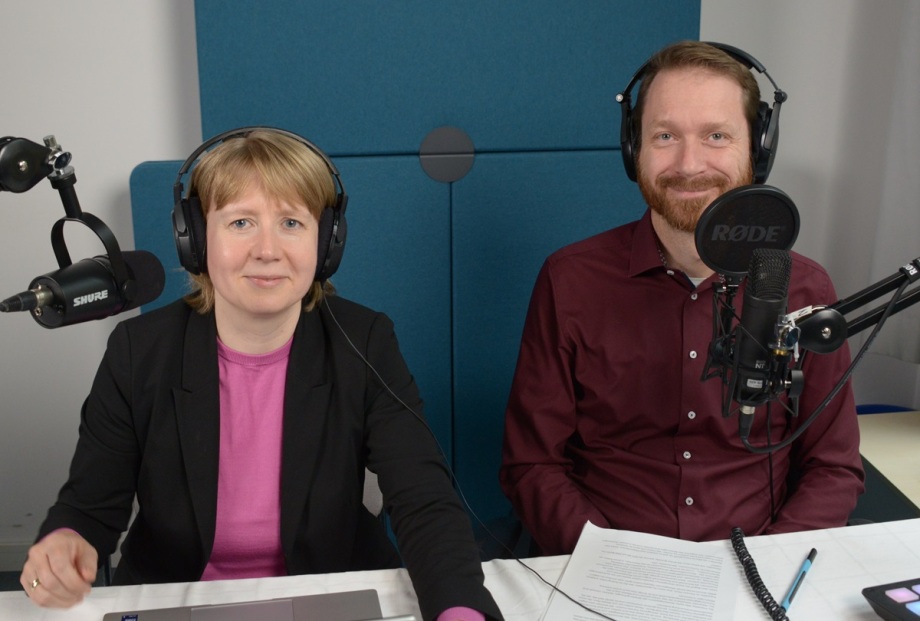 Franziska Holz aus der Abteilung Energie, Verkehr, Umwelt, und Alexander Schiersch aus der Abteilung Unternehmen und Märkte; Auf dem Bild sind Franziska Holz aus der Abteilung Energie, Verkehr, Umwelt, und Alexander Schiersch aus der Abteilung Unternehmen und Märkte