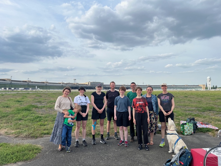 Gruppenfoto mit allen queerfeld-Einläufer*innen auf dem Tempelhofer Feld. 