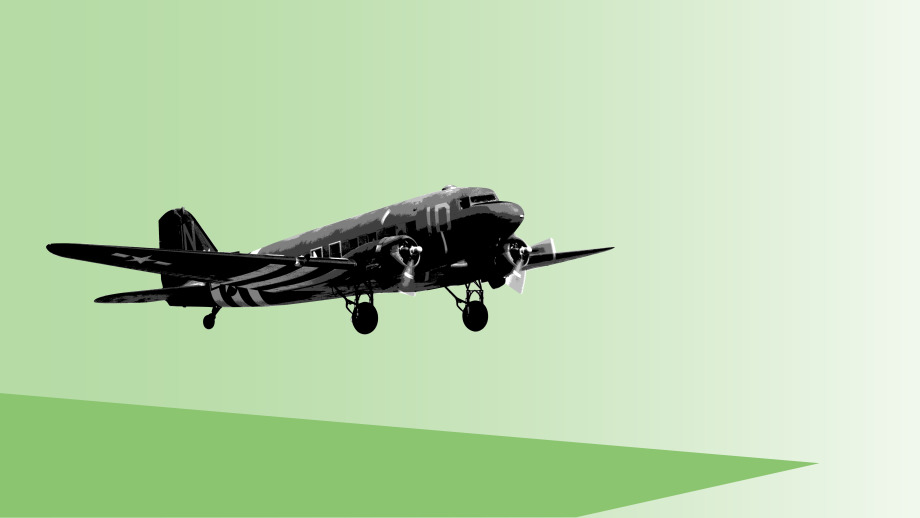 Ein "Rosinenbomber", aufgenommen am 20. Juni 2019 auf dem Flugplatz in Tannheim. ; Ein Rosinenbomber fliegt durch die Luft. Im Hintergrund ist eine grüne Fläche zu sehen.