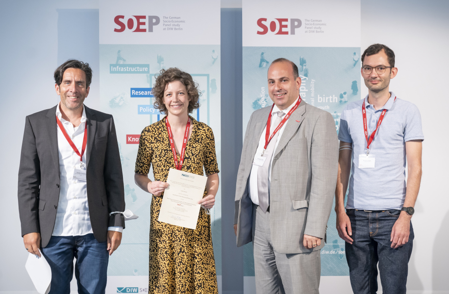 Joachim R. Frick Award winner Laila Schmitt (left, middle) with VdF representative Constantin Terton and program committee members Carsten Schröder and Philipp Lersch; SOEP-Konferenz 2022, Frick Award, Laila Schmitt, SOEP2022