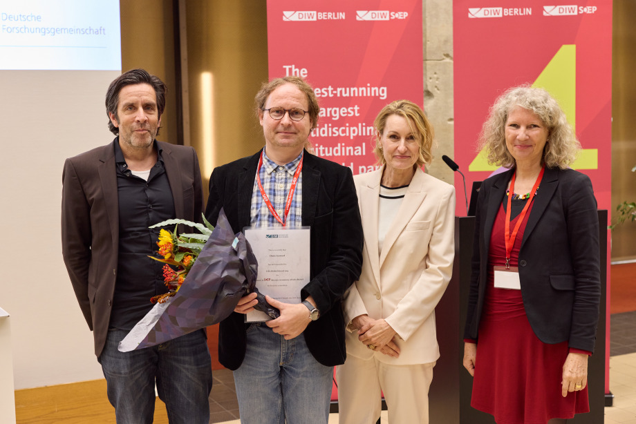 Auf dem Foto sind von links nach rechts: Carsten Schröder, Denis Gerstorf, Stefanie Salata und C. Katharina Spieß zu sehen. Das Foto ist zur Übergabe des Felix Büchel Awards an Denis Gerstorf während der SOEP-Konferenz 2024 entstanden.