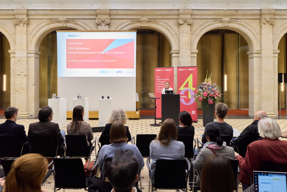 Stefanie Salata, representative of the VdF DIW Berlin (prize sponsor); Das Foto wurde während der Preisverleihung für den Joachim R. Frick-Preis auf der SOEP-Konferenz 2024 aufgenommen. Auf dem Bild ist Stefanie Salata, die die Preise für den Sponsor VdF DIW Berlin überreicht, zu sehen.
