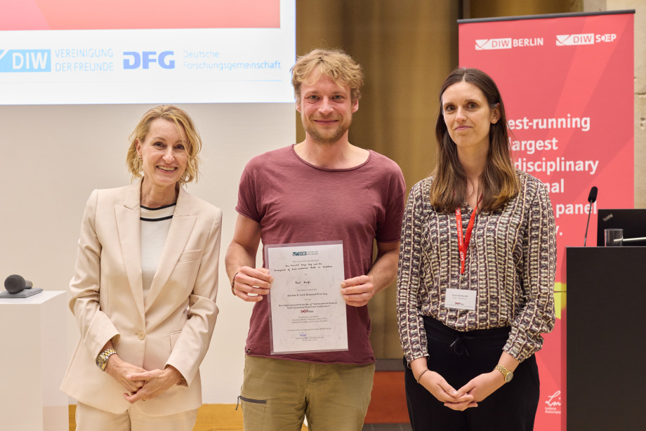 From left to right: Stefanie Salata (VdF representative), Paul Hufe (University of Bristol, UK),Charlotte Bartels (SOEP/DIW Berlin).; Das Foto wurde während der Preisverleihung für den Joachim R. Frick-Preis auf der SOEP-Konferenz 2024 aufgenommen. Auf dem Bild sind zu sehen von links nach rechts: Stefanie Salata (VdF), Paul Hufe (Preisträger best paper) und Charlotte Bartels (sientific committee SOEP-Konferenz). 