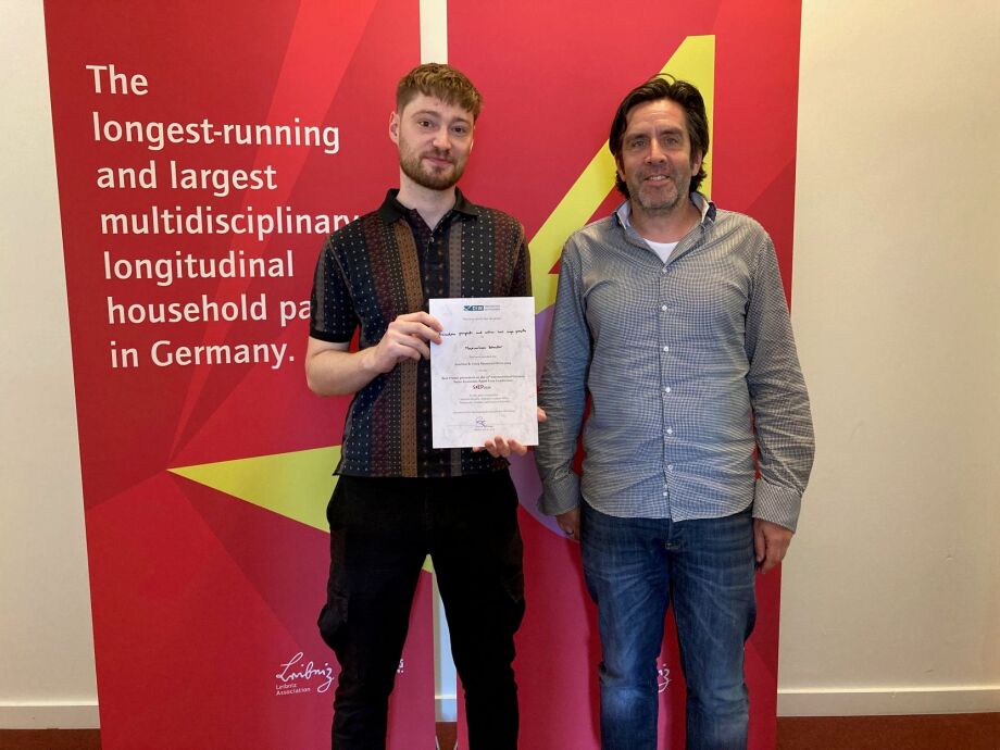 From left: Maximilian Schaller (DIW Berlin/BSE) and Carsten Schröder (SOEP/DIW Berlin + FU Berlin).; Das Foto zeigt Maximilian Schaller (DIW Berlin/BSE) und Carsten Schröder (SOEP/DIW Berlin) bei der Übergabe der Urkunde für Best Poster Prize (Joachim R. Frick Preis) nach der SOEP Konferenz 2024 im DIW Berlin.