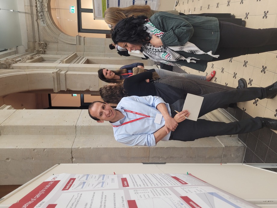 Vortragender während der Poster-Session am ersten Tag der SOEP-Konferenz 2024