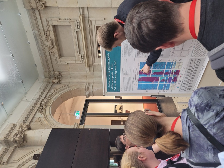 Teilnehmer*innen während der Poster Session am ersten Tag der SOEP-Konferenz 2024.