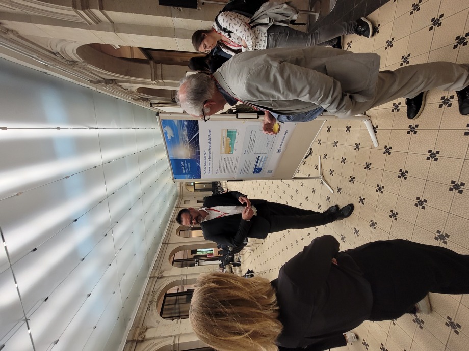 Teilnehmer*innen während der Poster Session am ersten Tag der SOEP-Konferenz 2024.