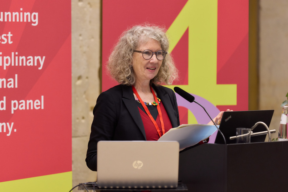 Das Foto wurde während der Preisverleihung für den Felix Büchel Award auf der SOEP-Konferenz 2024 aufgenommen. Auf dem Bild ist C. Katharina Spieß zu sehen, die eine Laudatio auf den Preisträger hält.