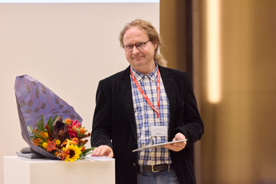 Das Foto wurde während der Preisverleihung für den Felix Büchel Award auf der SOEP-Konferenz 2024 aufgenommen. Auf dem Bild ist der Preisträger Denis Gerstorf abgebildet.