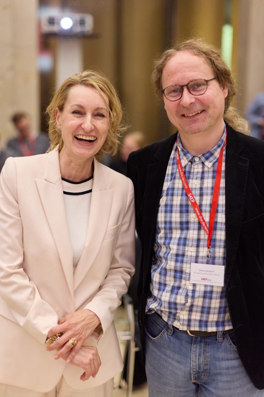 Auf dem Bild sind von links Stefanie Salata (VdF) und Denis Gerstorf (HU Berlin, Büchel Award Gewinner) während der SOEP-Konferenz 2024 abgebildet.