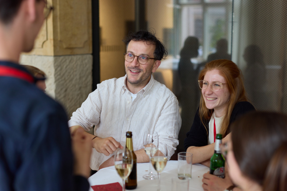 Auf dem Bild ist eine Szene mit Teilnehmer*innen der SOEP-Konferenz während des Networking zu sehen.