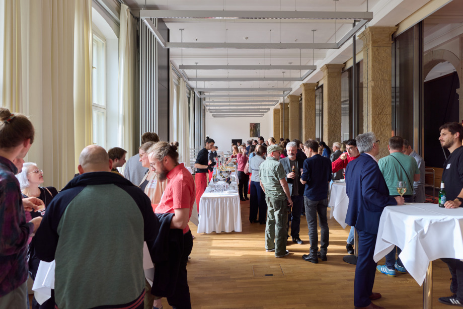 Auf dem Foto ist der Empfang mit diversen Festgästen während der Jubiläumsfeier des SOEP am 03.07.2024 in der BBAW abgebildet.