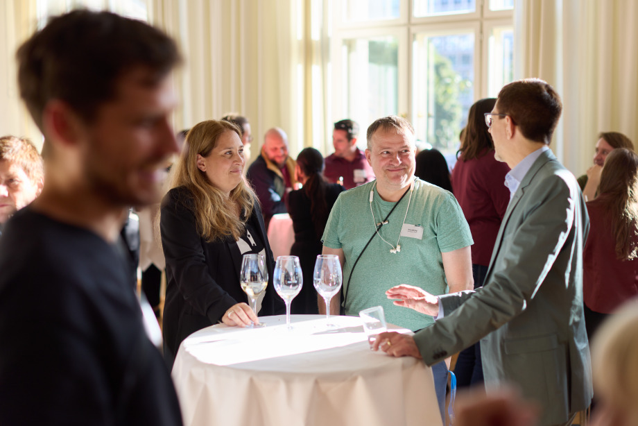 Auf dem Foto sind Festgäste abgebildet bei der Jubiläumsfeier des SOEP am 03.07.2024 in der BBAW.