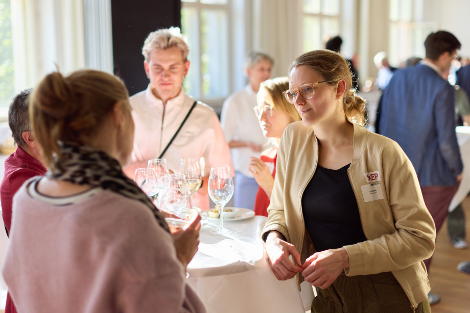 Auf dem Foto sind Festgäste abgebildet bei der Jubiläumsfeier des SOEP am 03.07.2024 in der BBAW.