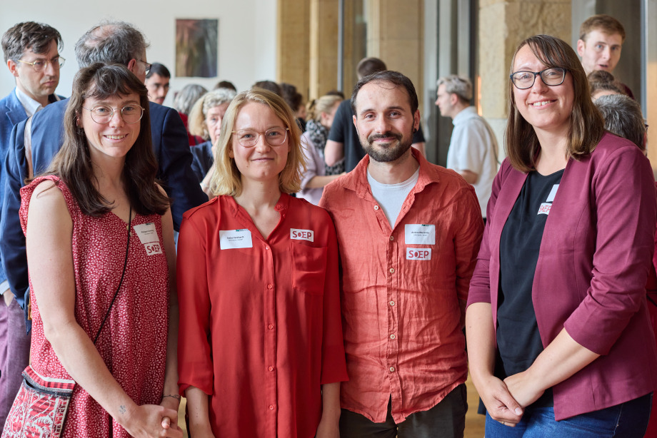 Auf dem Foto sind Festgäste abgebildet bei der Jubiläumsfeier des SOEP am 03.07.2024 in der BBAW.