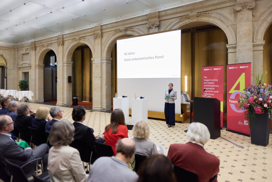 Auf dem Foto ist Sabine Fiedler abgebildet bei der Jubiläumsfeier des SOEP am 03.07.2024 in der BBAW.