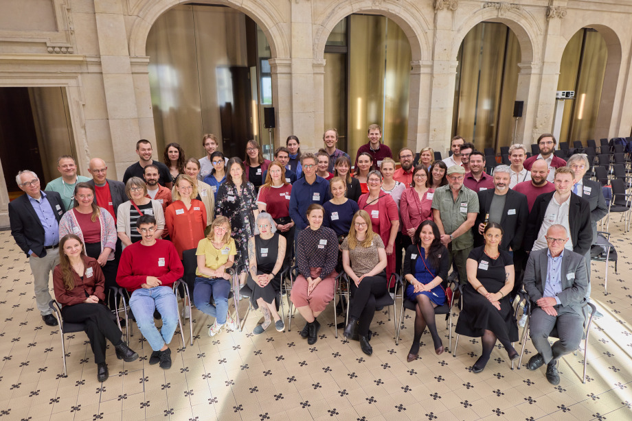 Auf dem Foto ist das SOEP-Team abgebildet bei der Jubiläumsfeier des DIW SOEP am 03.07.2024 in der BBAW.