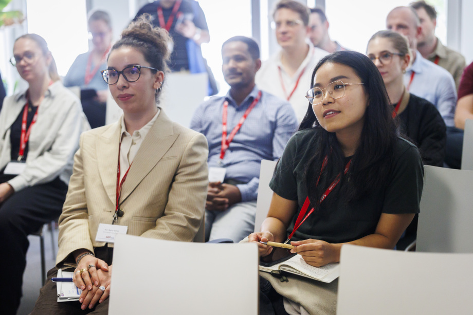 Teilnehmende der SOEP User Conference 2026 verfolgen eine Präsentation im DIW Berlin.
