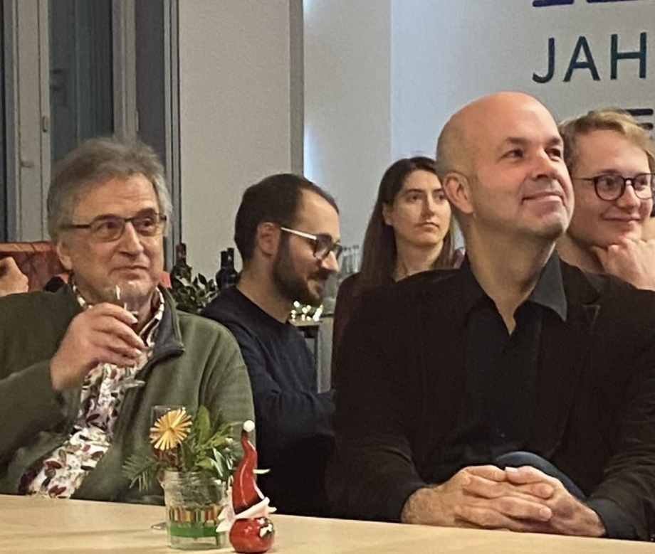 Jürgen Schupp (former SOEP Director) next to Marcel Fratzscher (DIW President) at the SOEP Christmas party in 2025; Jürgen Schupp (ehemaliger SOEP-Direktor) neben Marcel Fratzscher (DIW-Präsident) auf der SOEP-Weihnachtsfeier 2025