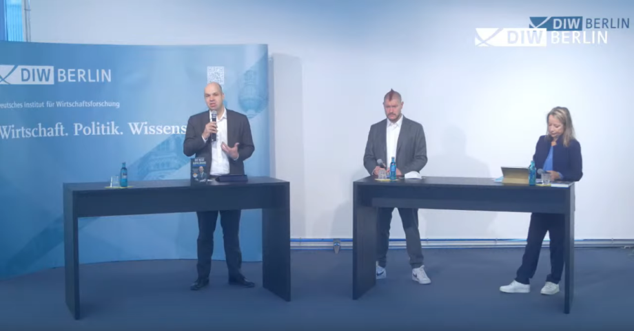 Marcel Fratzscher mit Diskussionsteilnehmer:innen im Gespräch