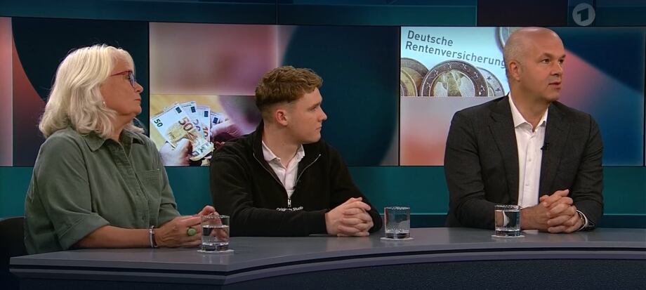 Bildtitel: Diskussionsrunde im Fernsehstudio bei Hart aber fair vom 27. Oktober 2025 zum Thema ""Aufstand der Jungen: Wird die Rente unbezahlbar?""<br />
Beschreibung: Das Bild zeigt eine Diskussionsrunde in einem Fernsehstudio. Drei Personen sitzen an einem Tisch und diskutieren über das Thema "Aufstand der Jungen: Wird die Rente unbezahlbar?" Die Sendung wurde am 27.10.2025 in der ARD ausgestrahlt. Bei der rechten Person handelt es sich um Marcel Fratzscher, Präsident des Deutschen Instituts für Wirtschaftsforschung. <br />
Visuelle Elemente:<br />
Hintergrund: Der Hintergrund zeigt ein Studio mit einer bläulichen und leicht rötlichen Beleuchtung.<br />
Im Hintergrund ist ein Bildschirm mit dem Titel "Deutsche Rentenversicherung" zu sehen. Daneben sind Münzen und ein Geldschein abgebildet, was den thematischen Fokus der Diskussion unterstreicht.<br />
Oben rechts im Bild ist das Logo des Senders ARD zu sehen.<br />
Tisch und Teilnehmer: Der Tisch ist lang und rechteckig, in einem neutralen Grauton gehalten. Auf dem Tisch stehen Wassergläser vor jedem Teilnehmer. Drei Personen sitzen an dem Tisch:<br />
Person 1 (links): Eine ältere Frau mit kurzen, hellen Haaren und Brille. Sie trägt ein grünes Oberteil.<br />
Person 2 (Mitte): Ein junger Mann mit kurzen, hellbraunen Haaren. Er trägt ein schwarzes Jackett über einem weißen Hemd.<br />
Person 3 (rechts): Ein älterer Mann mit Glatze. Er trägt einen dunklen Anzug mit weißem Hemd.<br />
Körpersprache: Die Teilnehmer wirken aufmerksam und sind in die Diskussion vertieft. Die Frau links hat die Hände im Schoß gefaltet, während die beiden Männer ihre Hände auf dem Tisch abgelegt haben. Dies vermittelt eine entspannte, aber konzentrierte Atmosphäre.<br />
Zusätzliche Informationen: Die Bildkomposition zielt darauf ab, eine professionelle und seriöse Diskussionsrunde darzustellen, die sich mit einem aktuellen und relevanten Thema der deutschen Rentenversicherung beschäftigt.<br />
Die visuelle Gestaltung des Studios und die Körpersprache der Teilnehmer vermitteln eine sachliche und fokussierte Atmosphäre.
