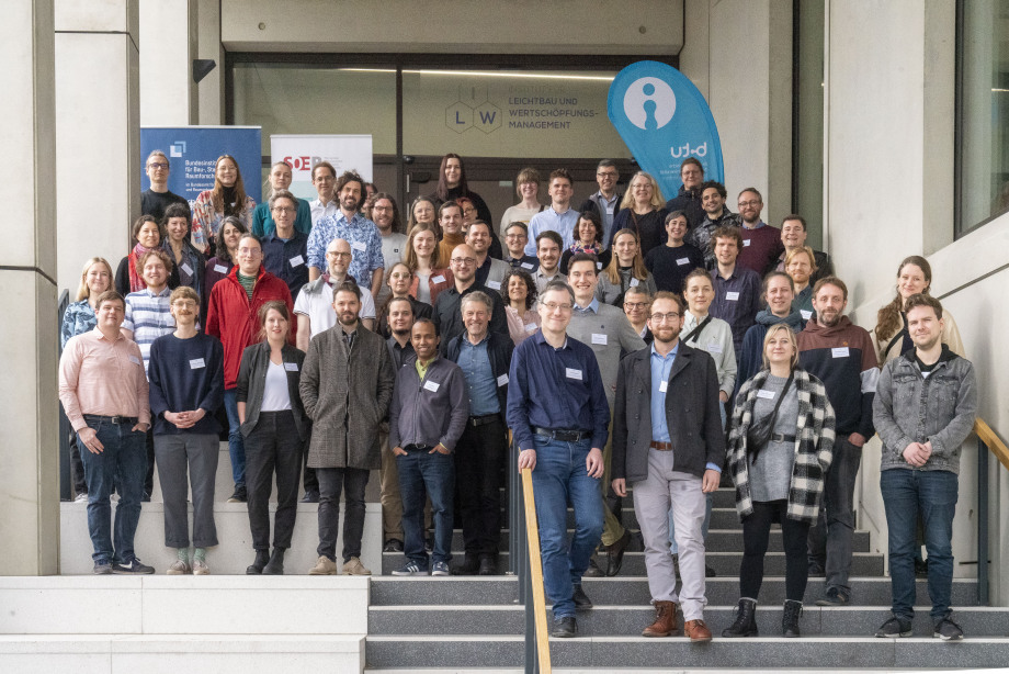 Gruppenbild der Konferenzteilnehmer*innen der Spatial JSM 2024 in Cottbus an der BTU Cottbus (BBSR; Universität Bielefeld; SOEP) / group picture of conference participants at Spatial JSM 2024 in Cottbus at BTU Cottbus (joint: BBSR, Bielefeld University, SOEP)