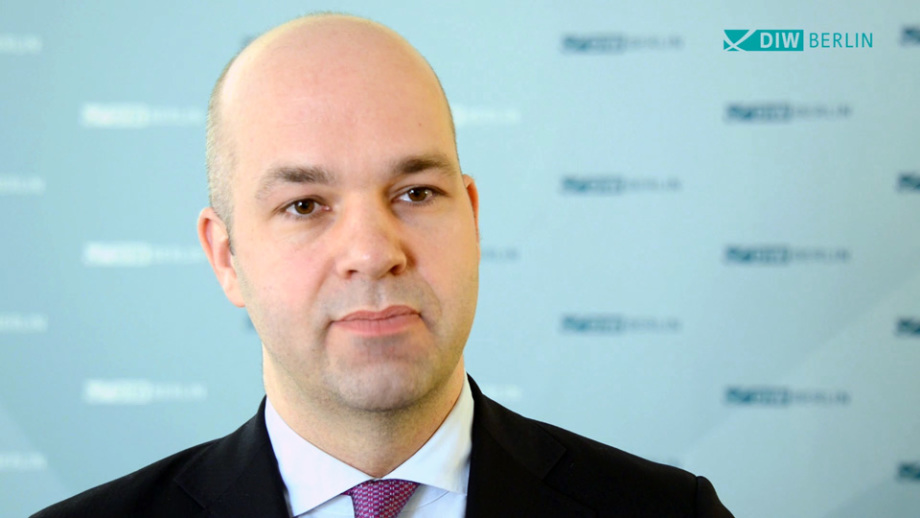 DIW-Präsident Marcel Fratzscher beim Interview vor defr DIW Medienwand