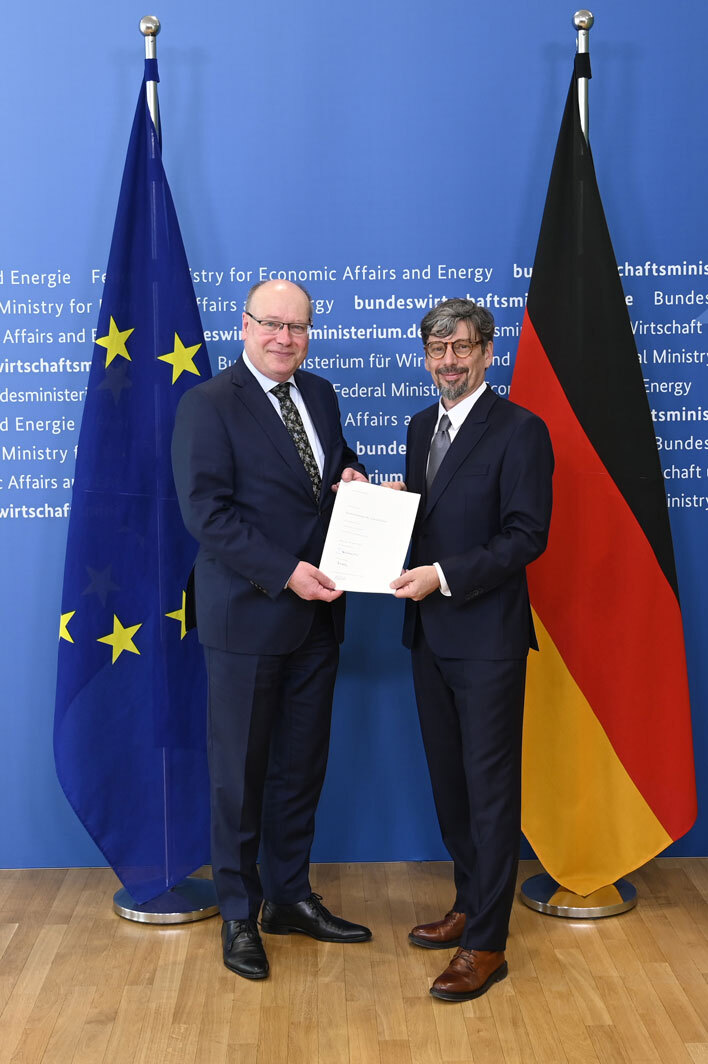 Tomaso Duso (re.) übergibt das Hauptgutachten der Monopolkommission an Staatssekretär Frank Wetzel (Bundesministerium für Wirtschaft und Energie); 