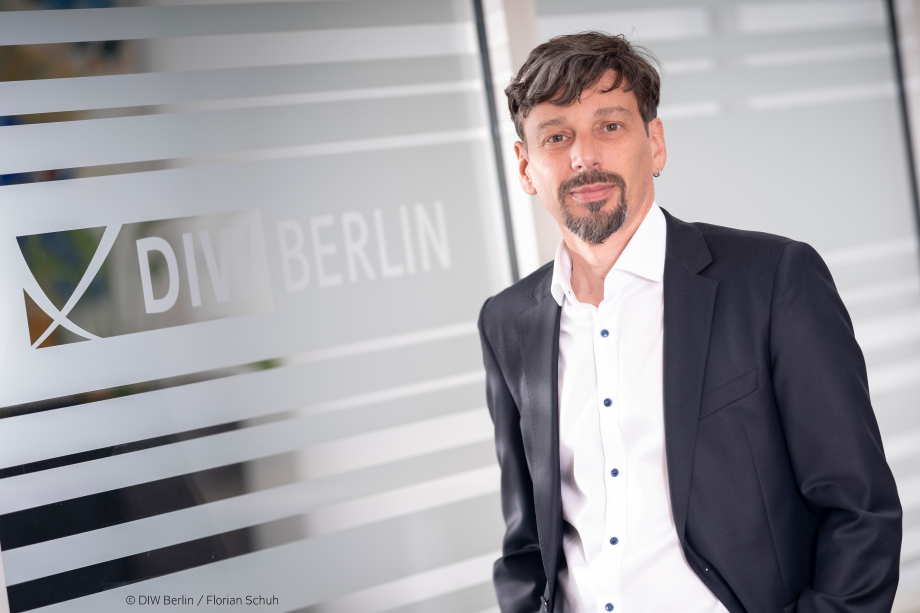 Auf dem Bild ist der DIW Wissenschaftler Tomaso Duso zu sehen.