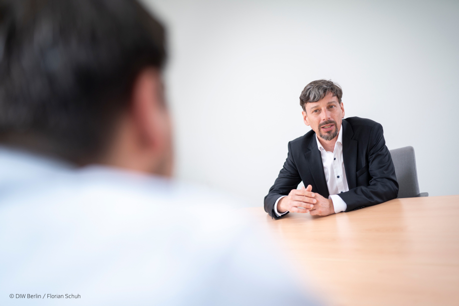 Auf dem Bild ist der DIW Wissenschaftler Tomaso Duso zu sehen.